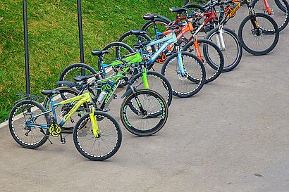Tashkent, Uzbekistan - MARCH 30, 2023: Rental of a bikes parked on the road in line. Bike Stock photos by Vecteezy.